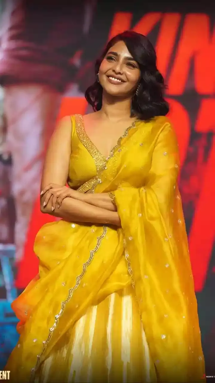 #KingOfKotha: బంగారు వర్ణంలో మెరిసిపోతున్న ఐశ్వర్యలక్ష్మి