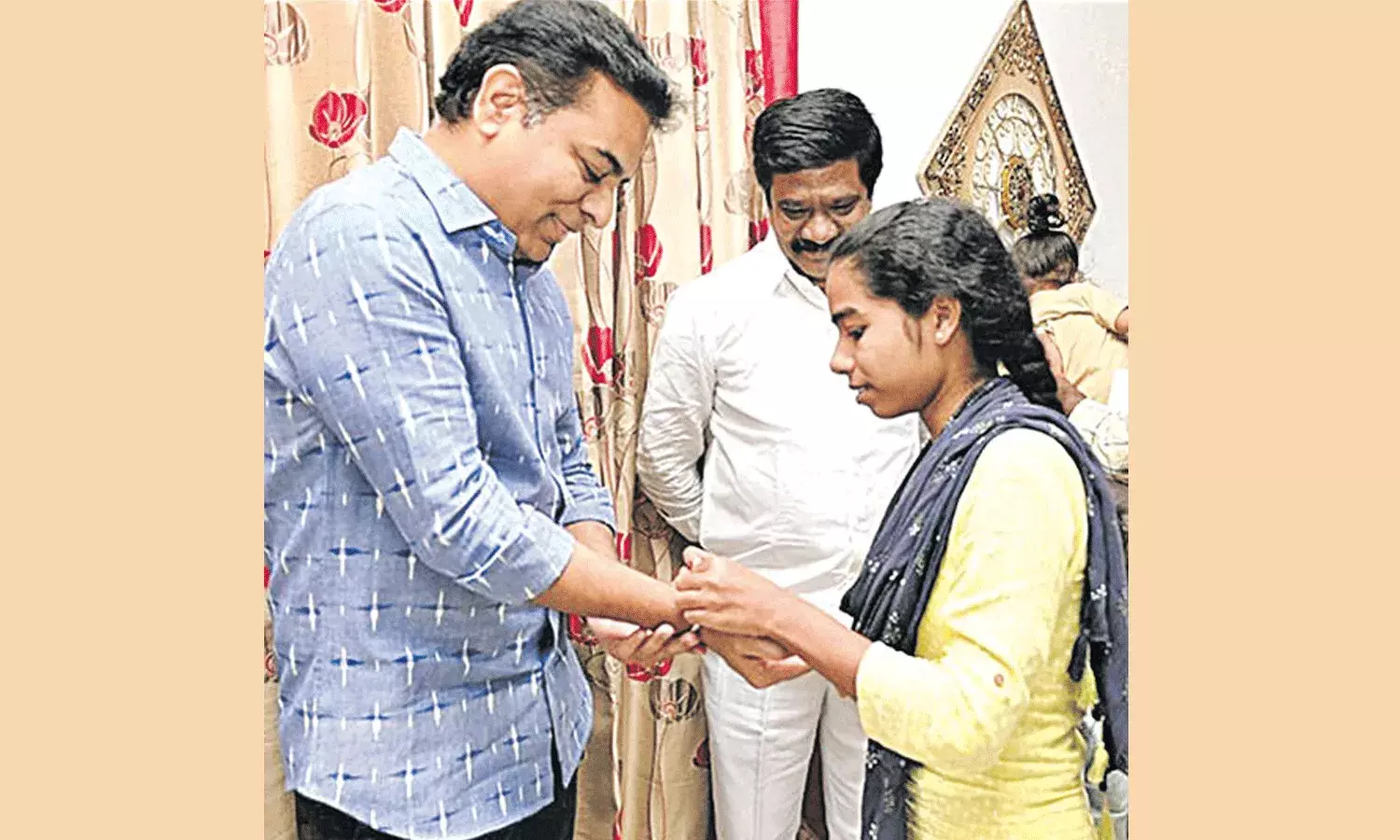 అమ్మానాన్నలేని బాలికకు అండగా నిలిచిన కేటీఆర్..