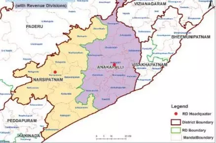 అనకాపల్లి స్వాతంత్ర దినోత్సవ వేడుకల్లో విద్యార్థుల అవస్థలు అనకాపల్లి స్వాతంత్ర దినోత్సవ వేడుకల్లో విద్యార్థుల అవస్థలు