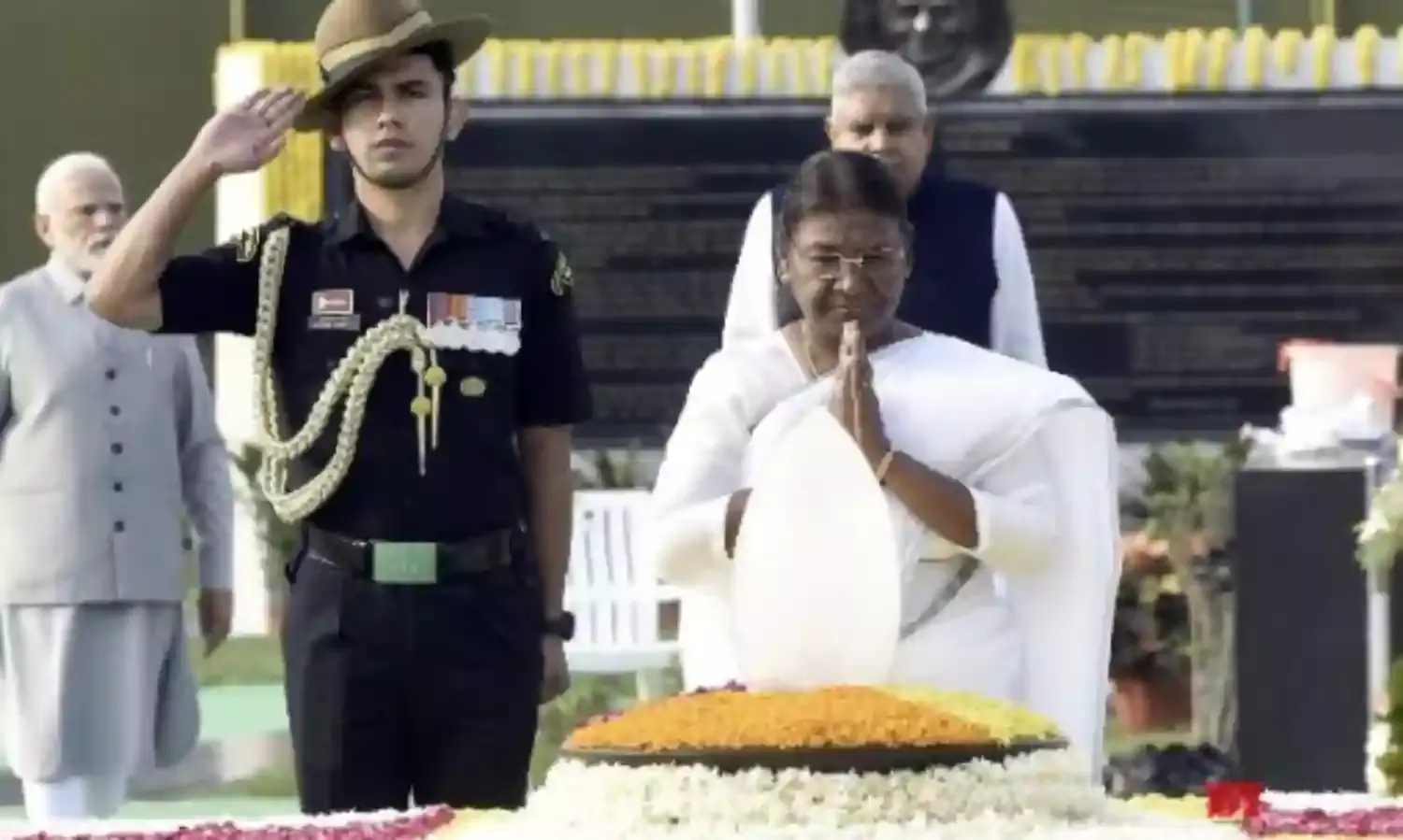 వాజ్పేయికి రాష్ట్రపతి ముర్ము నివాళి వాజ్పేయికి రాష్ట్రపతి ముర్ము నివాళి