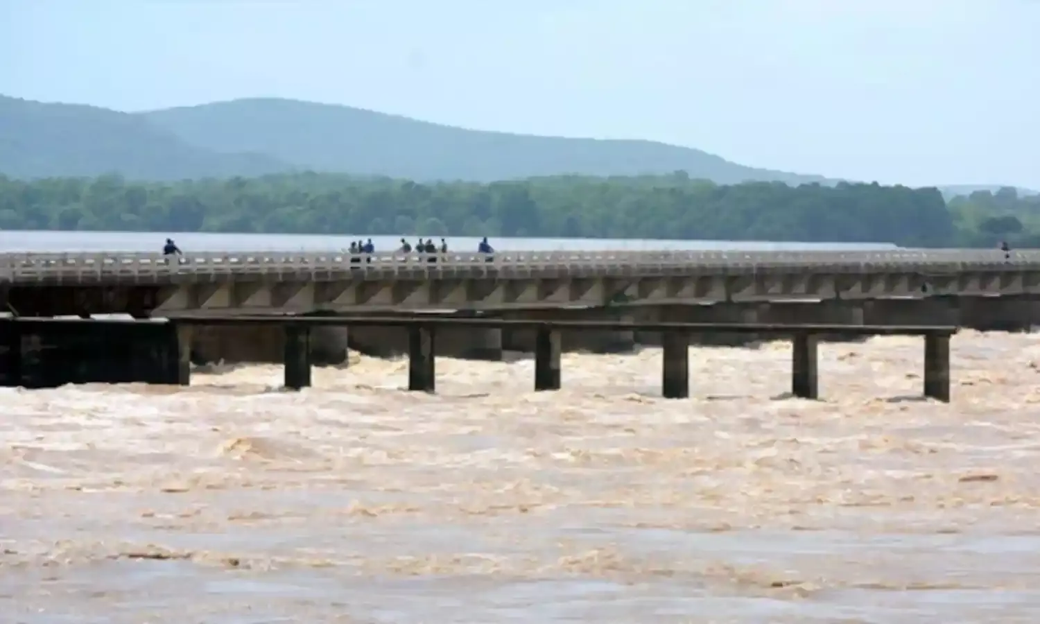 శ్రీకాకుళంలో తీవ్ర విషాదం; నాగావళి నదిలో ముగ్గురు పిల్లలు గల్లంతు శ్రీకాకుళంలో తీవ్ర విషాదం; నాగావళి నదిలో ముగ్గురు పిల్లలు గల్లంతు