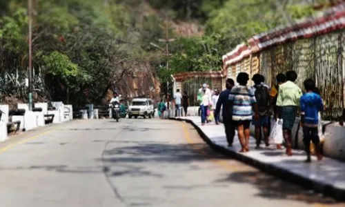 భక్తుల భద్రత.. సెక్యూరిటీకి ఊతకర్రలు ఇచ్చిన టీటీడీ