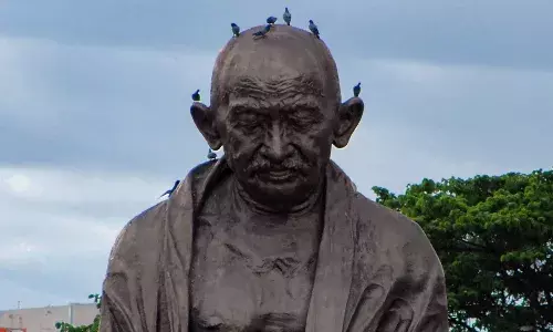 విజయవాడలో మాయమైన గాంధీజీ భారీ కాంస్య విగ్రహం విజయవాడలో మాయమైన గాంధీజీ భారీ కాంస్య విగ్రహం