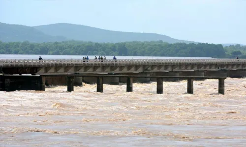 శ్రీకాకుళంలో తీవ్ర విషాదం; నాగావళి నదిలో ముగ్గురు పిల్లలు గల్లంతు శ్రీకాకుళంలో తీవ్ర విషాదం; నాగావళి నదిలో ముగ్గురు పిల్లలు గల్లంతు
