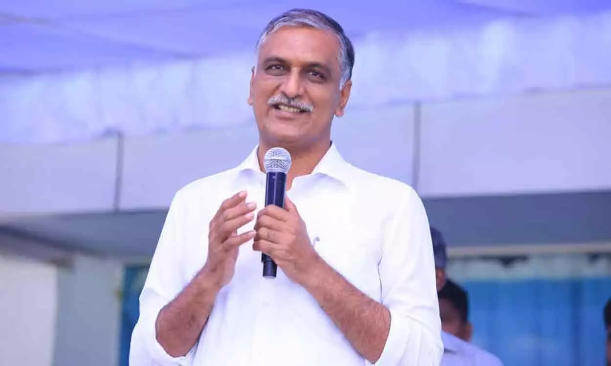 Ibrahimpatnam: మంత్రి హరీష్రావు పర్యటనలో ఉద్రిక్తత Ibrahimpatnam: మంత్రి హరీష్రావు పర్యటనలో ఉద్రిక్తత