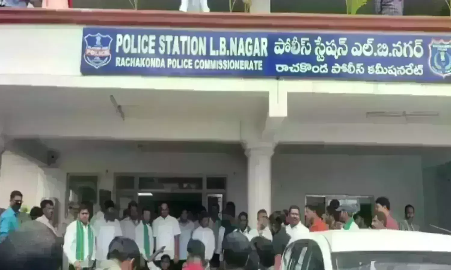 మహిళపై థర్డ్డిగ్రీ ప్రయోగించిన ఎల్బీనగర్ పోలీసులు..! మహిళపై థర్డ్డిగ్రీ ప్రయోగించిన ఎల్బీనగర్ పోలీసులు..!