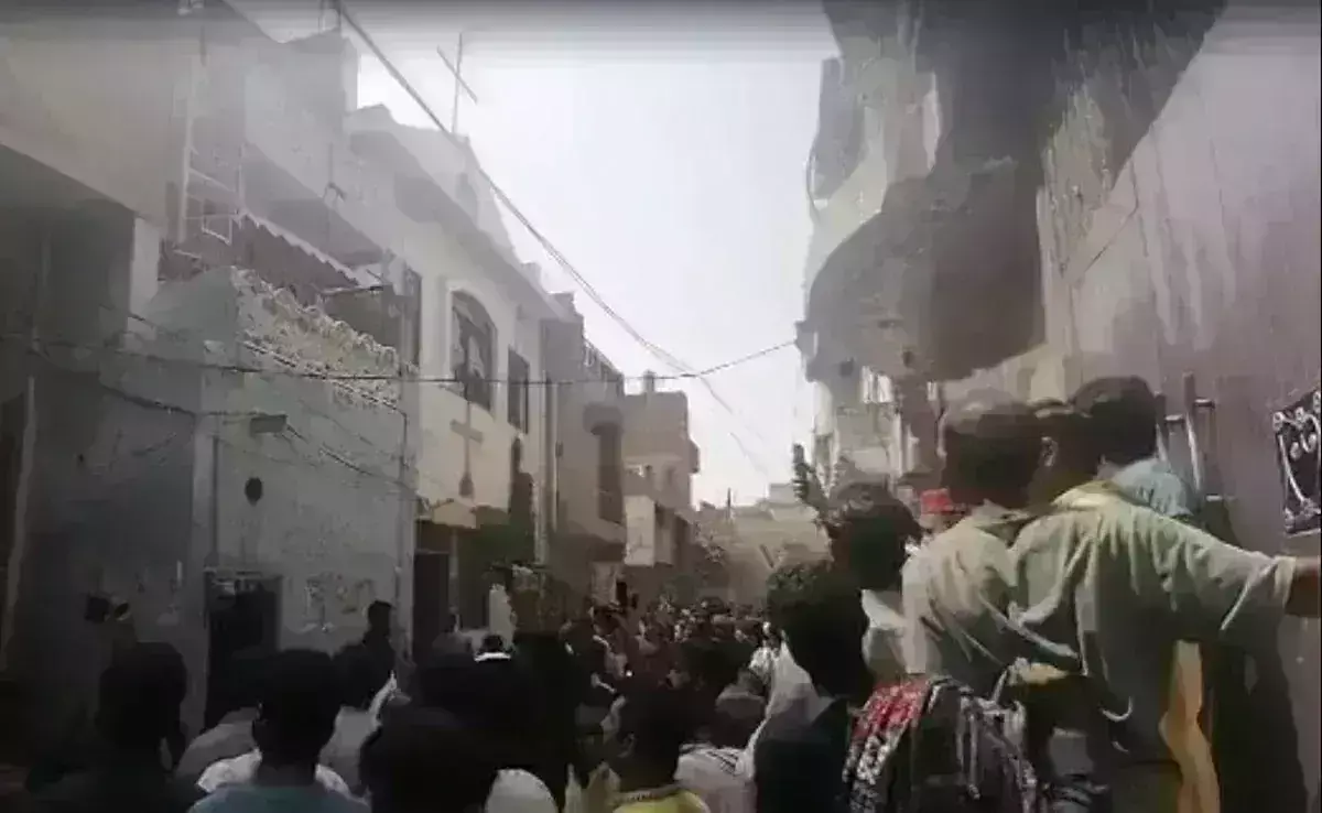 Pakistan : చర్చిలపై అల్లరిమూకల దాడి