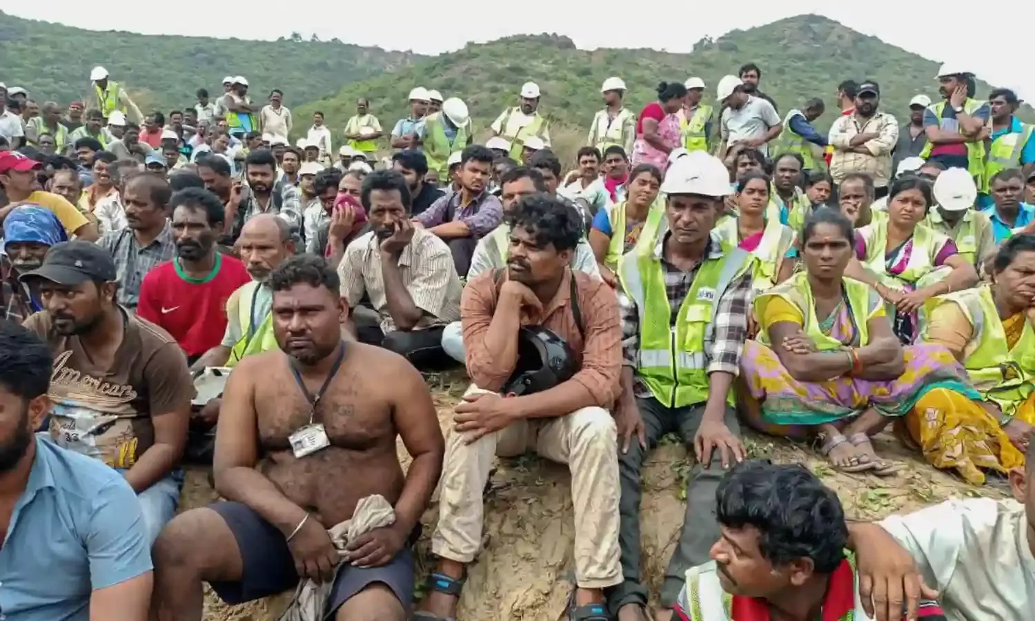 గంగవరం పోర్టును ముట్టడించిన కార్మికులు గంగవరం పోర్టును ముట్టడించిన కార్మికులు