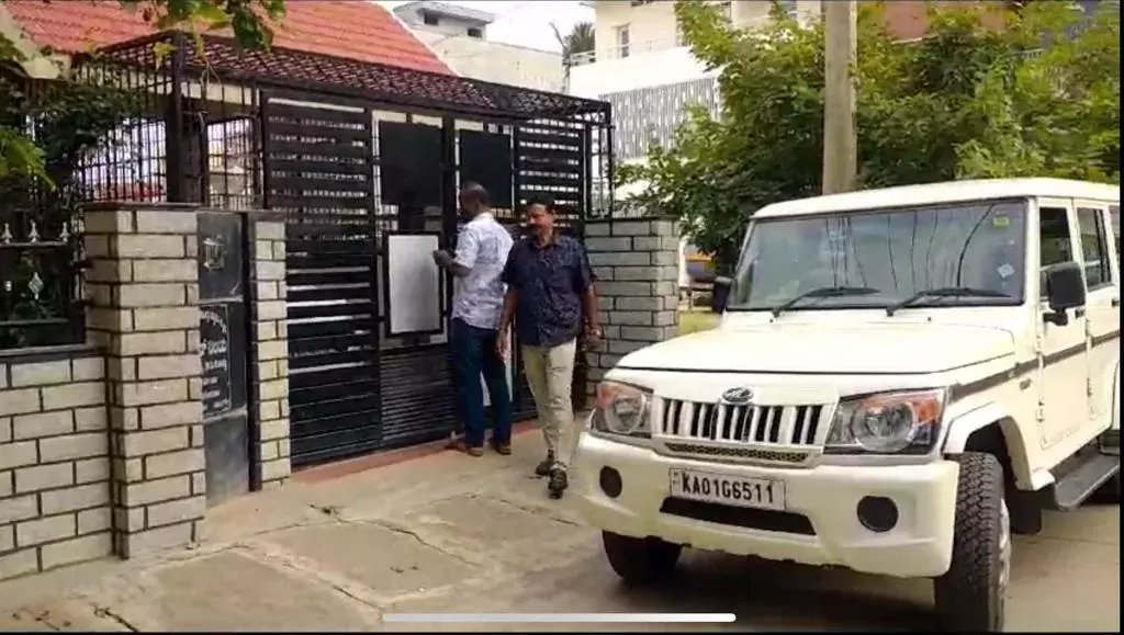 Karnataka: అవినీతి అధికారుల ఇళ్లలో లోకాయుక్త సోదాలు Karnataka: అవినీతి అధికారుల ఇళ్లలో లోకాయుక్త సోదాలు