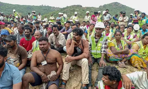 గంగవరం పోర్టును ముట్టడించిన కార్మికులు గంగవరం పోర్టును ముట్టడించిన కార్మికులు