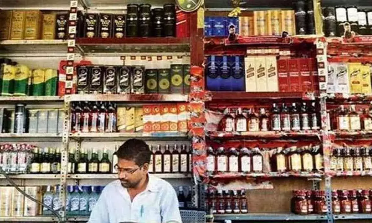 తెలంగాణలో వైన్‌ షాపులకు పోటెత్తుతున్న టెండర్లు