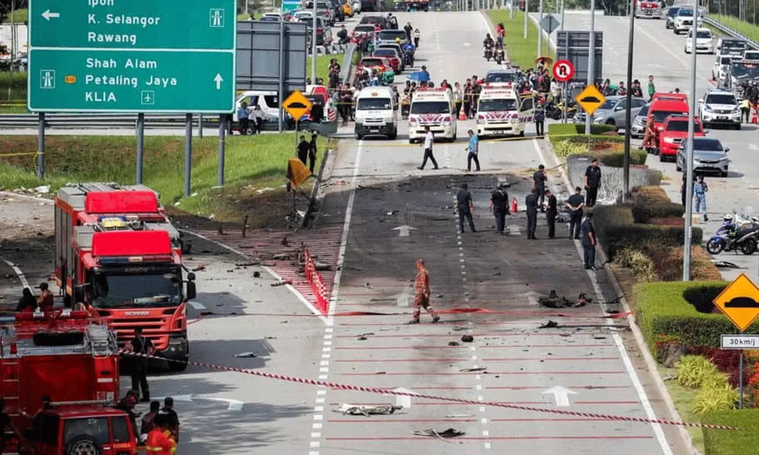 వీడియో వైరల్: హైవేపై కూలిన విమానం.. 10 మంది మృతి వీడియో వైరల్: హైవేపై కూలిన విమానం.. 10 మంది మృతి