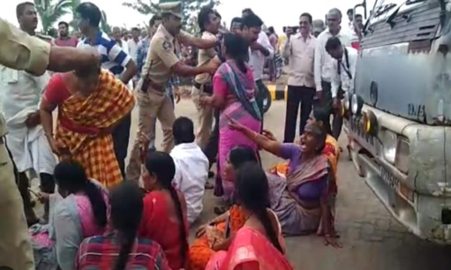 చిత్తూరు జిల్లా పుంగనూరులో రోడ్డెక్కిన మహిళలు