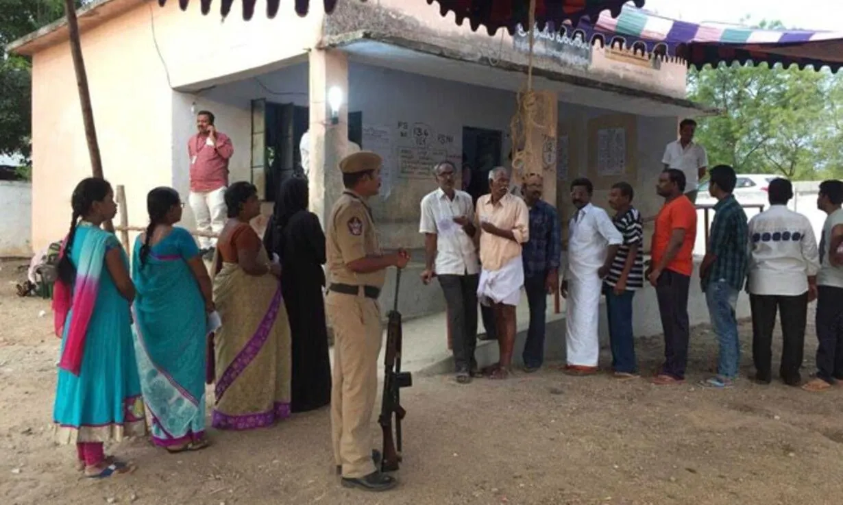 ఏలూరు జిల్లా వీరమ్మ గుంట పంచాయతీ ఉప ఎన్నికల్లో ఘర్షణ ఏలూరు జిల్లా వీరమ్మ గుంట పంచాయతీ ఉప ఎన్నికల్లో ఘర్షణ