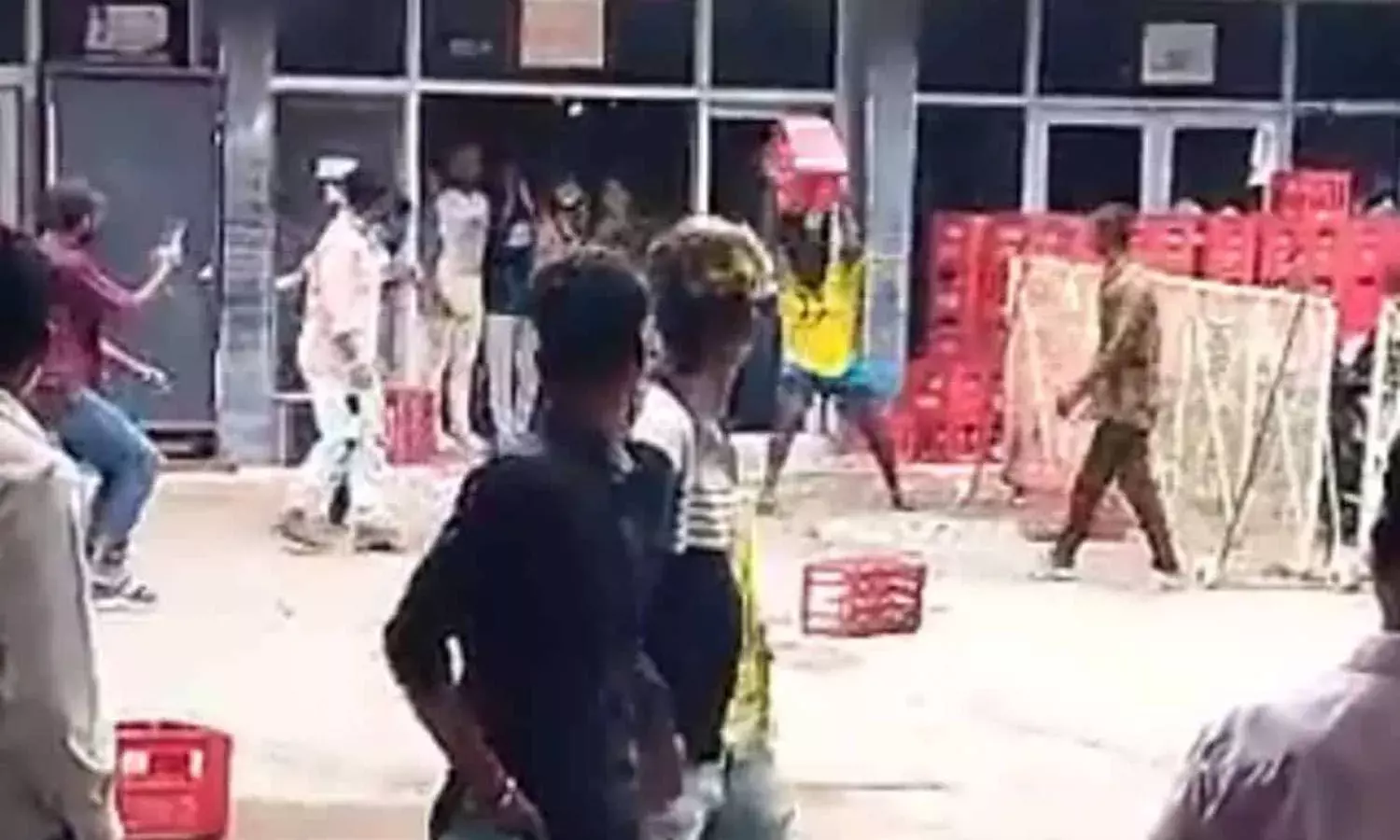 Yogi Rerelease : బ్లేడ్‌తో స్క్రీన్ కట్ చేసిన ప్రభాస్ ఫ్యాన్స్!