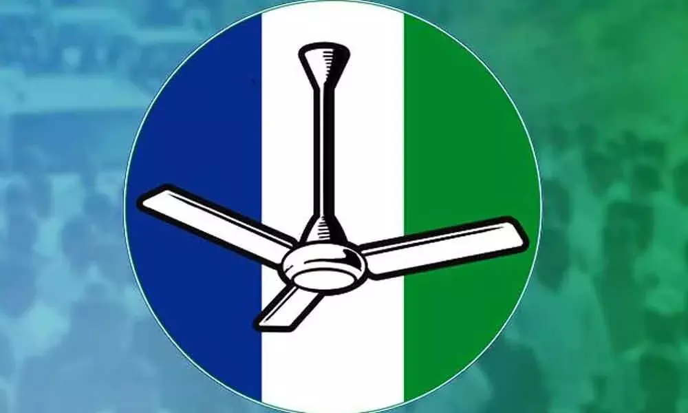 పోలింగ్ కేంద్రం వద్ద టీడీపీ నేతలపై వైసీపీ శ్రేణుల దాడులు