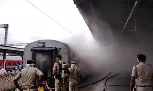 ఉద్యాన్ ఎక్స్‌ప్రెస్‌లో మంటలు