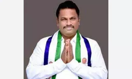 బుర్రా మధుసూదన్ను అడ్డుకున్న మెట్లవారిపల్లె గ్రామస్తులు బుర్రా మధుసూదన్ను అడ్డుకున్న మెట్లవారిపల్లె గ్రామస్తులు