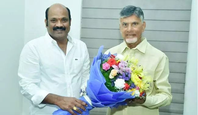 చంద్రబాబును కలిసిన యార్లగడ్డ వెంకట్రావు చంద్రబాబును కలిసిన యార్లగడ్డ వెంకట్రావు