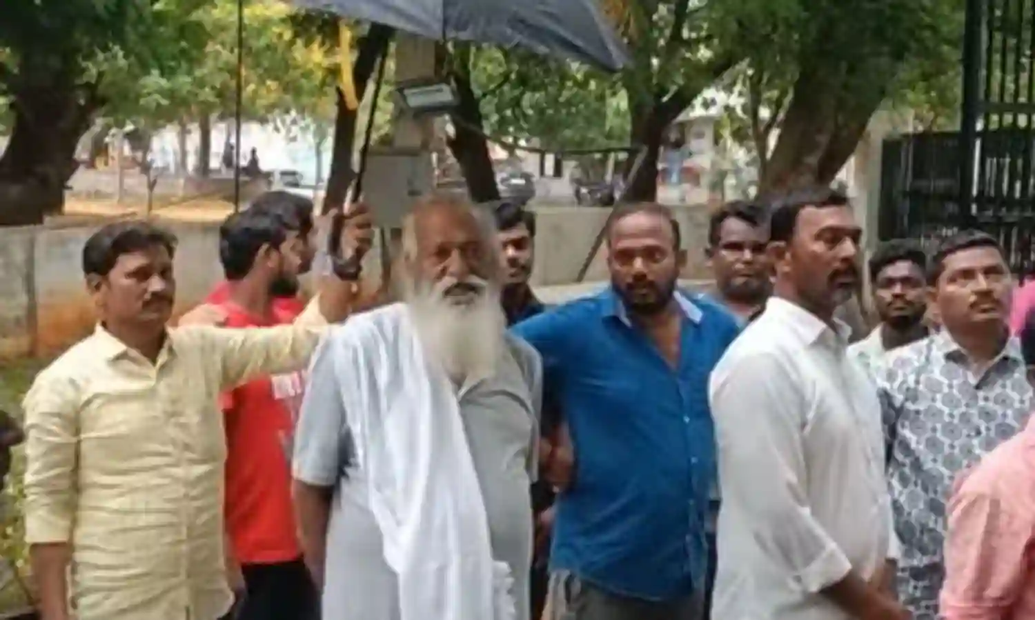 టీడీపీ నేతలపై కక్షలో భాగమంటున్న జేసీ అనుచరులు టీడీపీ నేతలపై కక్షలో భాగమంటున్న జేసీ అనుచరులు