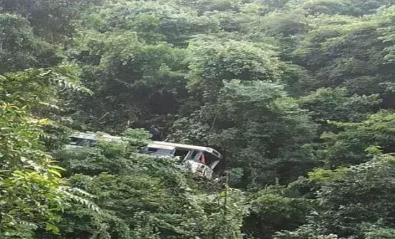 అల్లూరి జిల్లా పాడేరు ఘాట్రోడ్లో ఘోర రోడ్డు ప్రమాదం అల్లూరి జిల్లా పాడేరు ఘాట్రోడ్లో ఘోర రోడ్డు ప్రమాదం