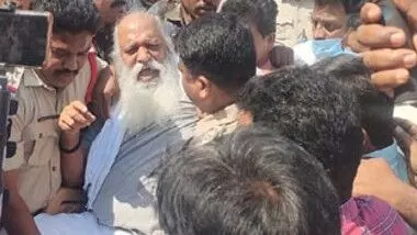 జేసీ ప్రభాకర్ రెడ్డి నివాసం చుట్టూ పోలీసులు మోహరింపు జేసీ ప్రభాకర్ రెడ్డి నివాసం చుట్టూ పోలీసులు మోహరింపు