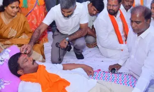 Nirmal: నిర్మల్ జిల్లాలో నూతన మాస్టర్ ప్లాన్ రగడ..మహేశ్వర్రెడ్డి దీక్ష భగ్నం Nirmal: నిర్మల్ జిల్లాలో నూతన మాస్టర్ ప్లాన్ రగడ..మహేశ్వర్రెడ్డి దీక్ష భగ్నం
