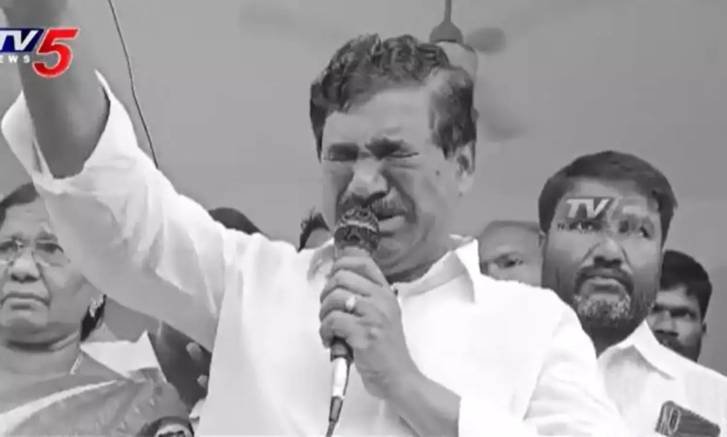 బోరున వీలపించిన ఎమ్మెల్యే రాజయ్య బోరున వీలపించిన ఎమ్మెల్యే రాజయ్య