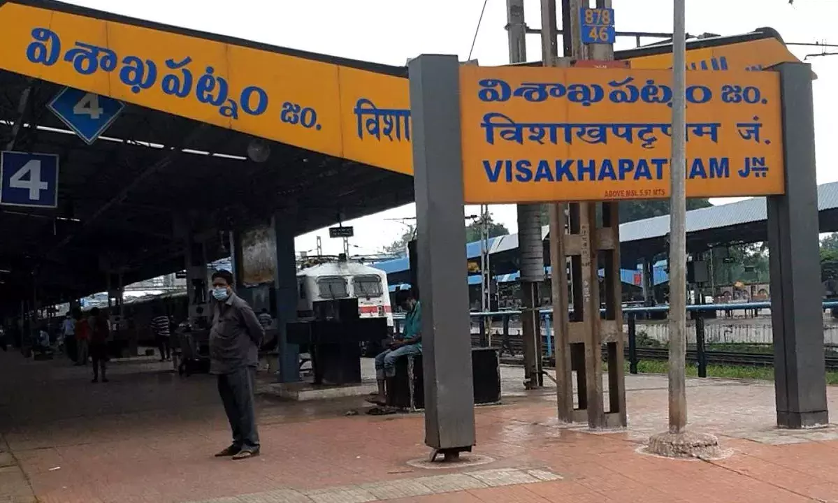 Vishakapatnam: పద్మనాభం మండలంలో వైసీపీ నాయకుల వీరంగం Vishakapatnam: పద్మనాభం మండలంలో వైసీపీ నాయకుల వీరంగం