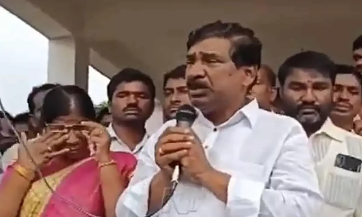 బీఆర్ఎస్లో ఎగిసిపడుతున్న అసంతృప్తి జ్వాలలు బీఆర్ఎస్లో ఎగిసిపడుతున్న అసంతృప్తి జ్వాలలు