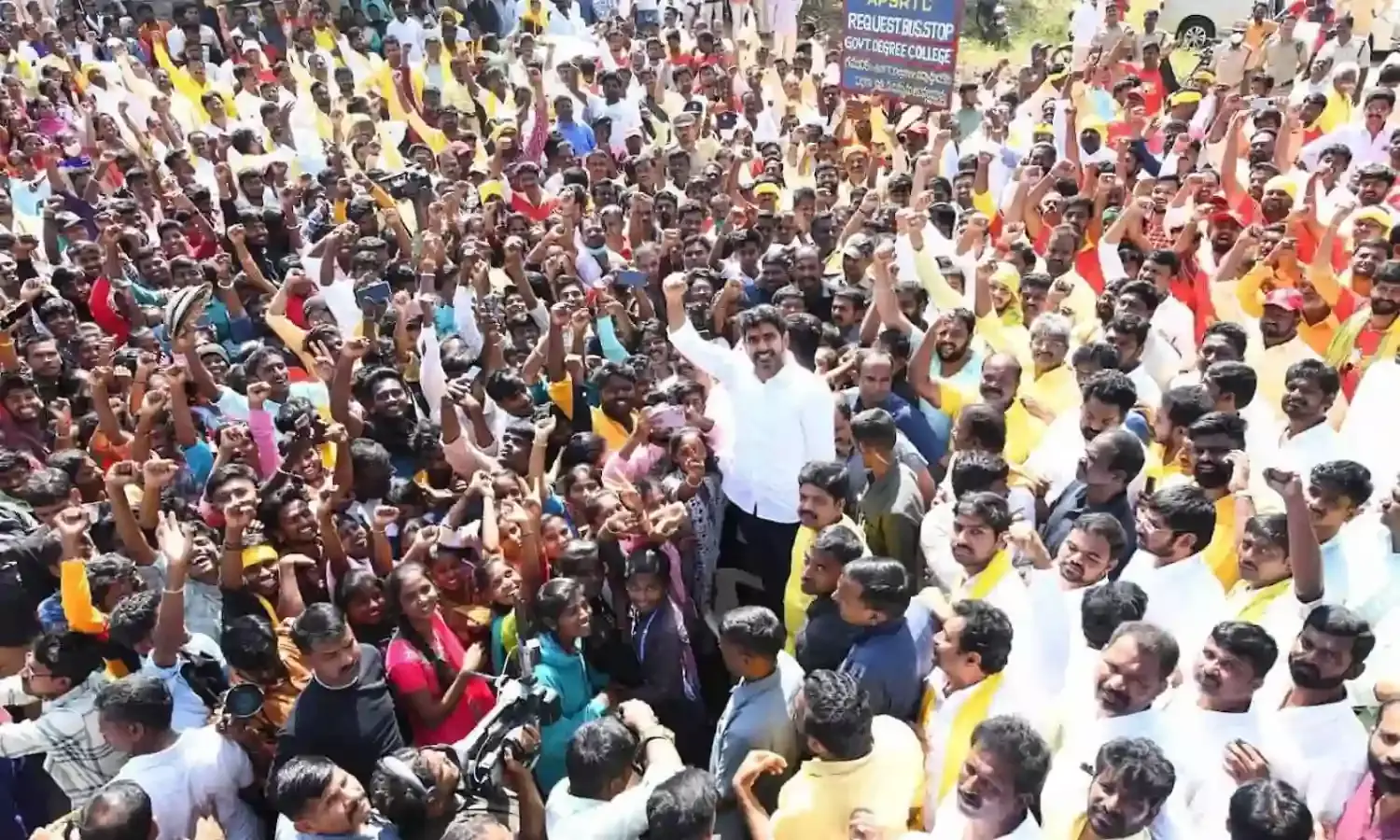 లోకేష్ పాదయాత్రకు నోటీసుల పేరుతో సర్కార్ అడ్డంకులు లోకేష్ పాదయాత్రకు నోటీసుల పేరుతో సర్కార్ అడ్డంకులు