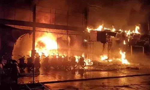 బెజవాడలో భారీ అగ్నిప్రమాదం.. కాలి బూడిదైన ద్విచక్రవాహనాలు బెజవాడలో భారీ అగ్నిప్రమాదం.. కాలి బూడిదైన ద్విచక్రవాహనాలు