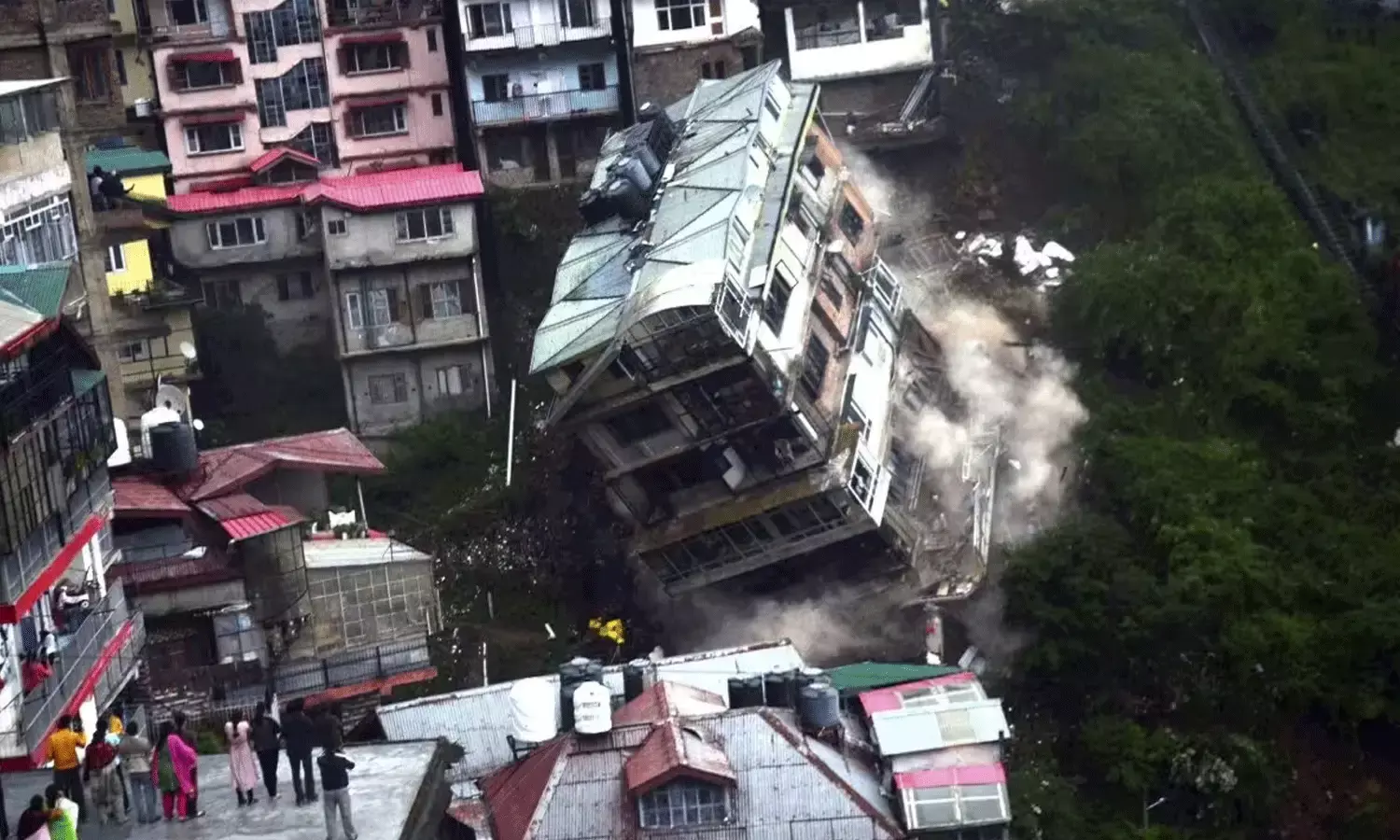 కులుపై విరిగిపడిన కొండచరియలు.. కుప్ప కూలిన 7 భవనాలు కులుపై విరిగిపడిన కొండచరియలు.. కుప్ప కూలిన 7 భవనాలు