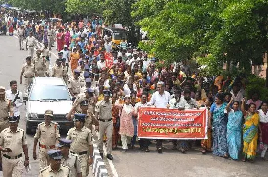 విశాఖలో జీవీఎంసీ కాంట్రాక్టు కార్మికుల ఆందోళన
