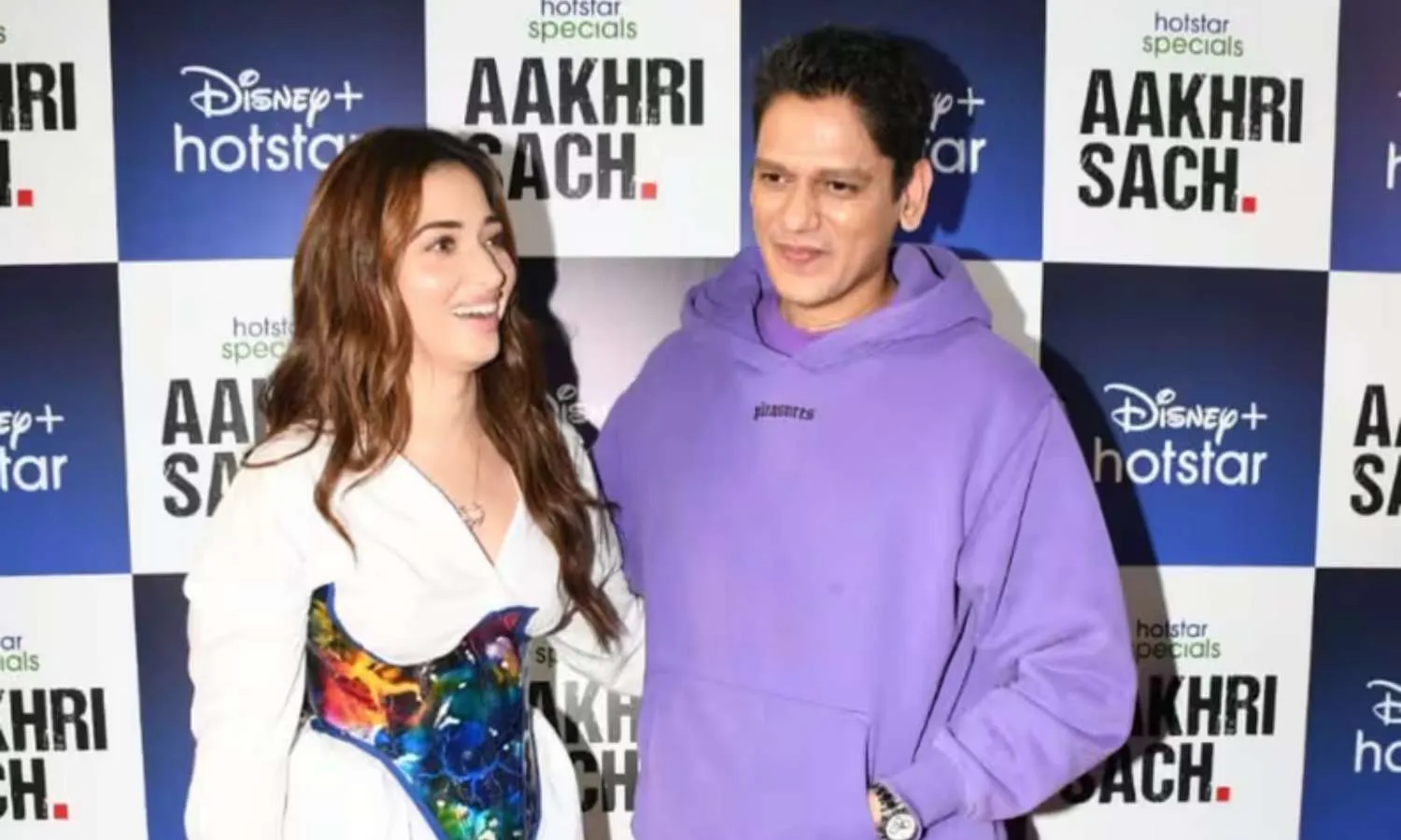 Aakhri Sach Special Screening : విజయ్ వర్మ, తమన్నా క్యూటెస్ట్ మూమెంట్ Aakhri Sach Special Screening : విజయ్ వర్మ, తమన్నా క్యూటెస్ట్ మూమెంట్