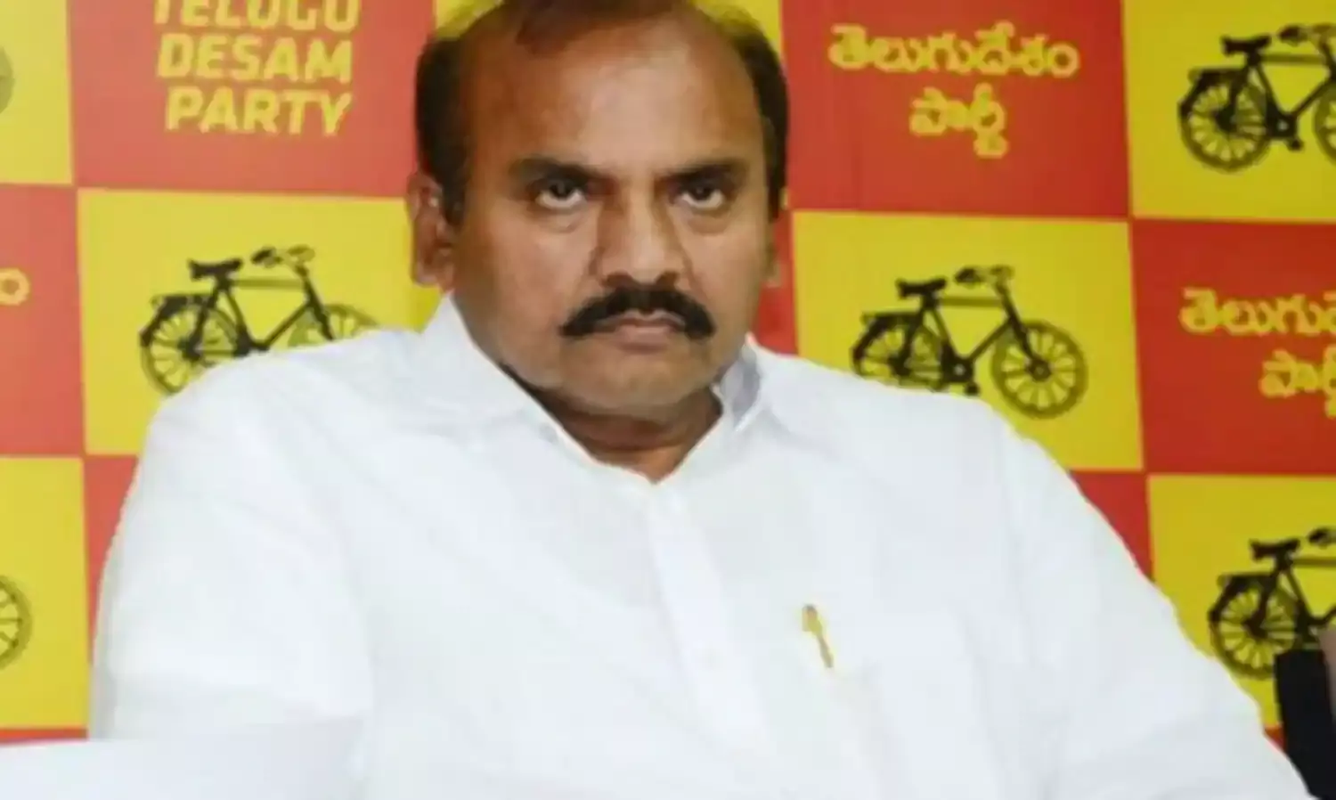 కొందరు పోలీసులు ఖాకీ చొక్కాలు తీసి వైసీపీ చొక్కా కప్పుకున్నారు కొందరు పోలీసులు ఖాకీ చొక్కాలు తీసి వైసీపీ చొక్కా కప్పుకున్నారు