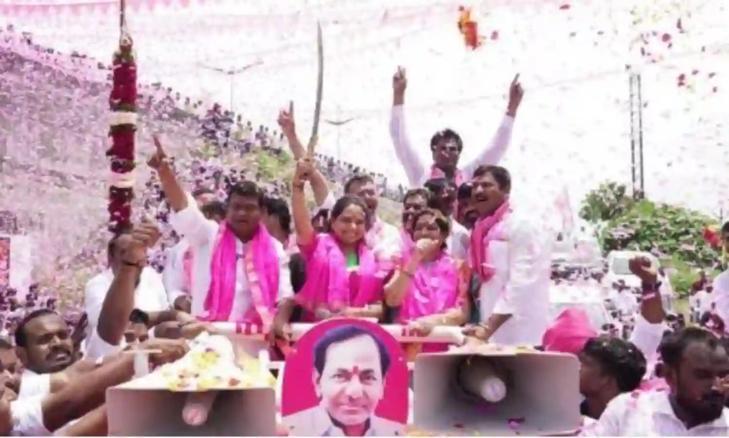 కాంగ్రెస్, బీజేపీ సీఎం అభ్యర్థి ఎవరో చెప్పాలి: కవిత కాంగ్రెస్, బీజేపీ సీఎం అభ్యర్థి ఎవరో చెప్పాలి: కవిత
