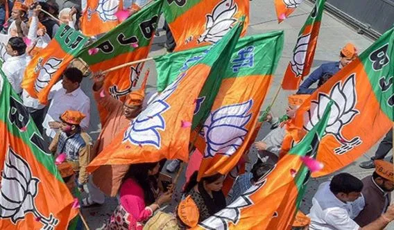 హైదరాబాద్లో కలెక్టరేట్ను ముట్టడించిన బీజేపీ నేతలు హైదరాబాద్లో కలెక్టరేట్ను ముట్టడించిన బీజేపీ నేతలు