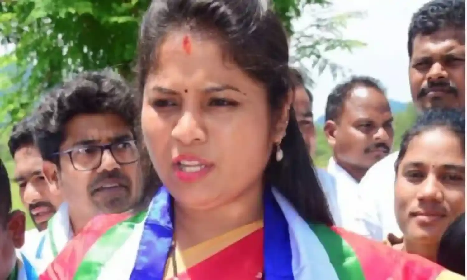 వైసీపీ ఎమ్మెల్యే పుష్ప శ్రీవాణి తీరుపై గ్రామస్తుల ఆగ్రహం వైసీపీ ఎమ్మెల్యే పుష్ప శ్రీవాణి తీరుపై గ్రామస్తుల ఆగ్రహం