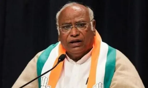 అధికారమే లక్ష్యంగా పనిచేయాలని సూచించిన ఖర్గే అధికారమే లక్ష్యంగా పనిచేయాలని సూచించిన ఖర్గే