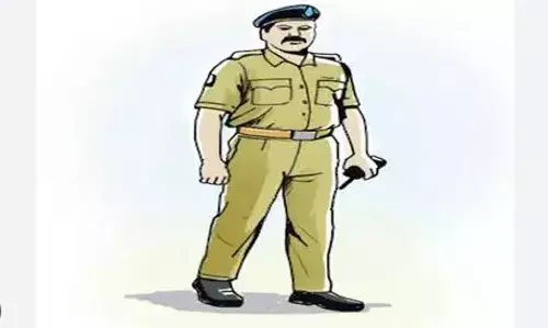 పోలీస్ అధికారి సాయాన్ని గుర్తుంచుకున్న మహిళ పోలీస్ అధికారి సాయాన్ని గుర్తుంచుకున్న మహిళ