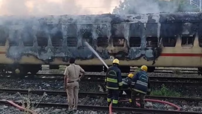 Madurai train fire: రైలు కోచ్ లో భారీగా నోట్ల కట్టలు Madurai train fire: రైలు కోచ్ లో భారీగా నోట్ల కట్టలు