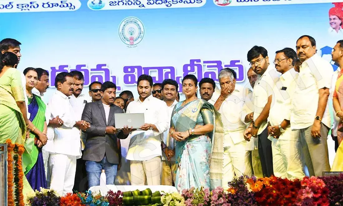 Nagari: జగన్ను కలవడానికి ప్రయత్నించిన సర్పంచ్లు అడ్డుకున్న పోలీసులు Nagari: జగన్ను కలవడానికి ప్రయత్నించిన సర్పంచ్లు అడ్డుకున్న పోలీసులు