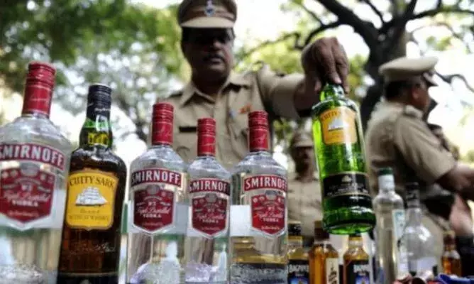 Vishakapatnam: పట్టుబడిన అక్రమ మద్యం Vishakapatnam: పట్టుబడిన అక్రమ మద్యం