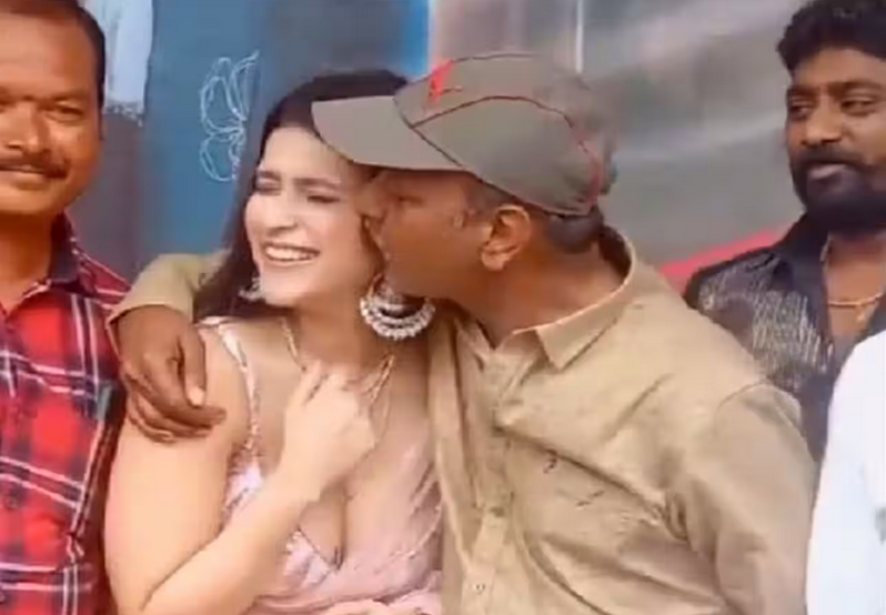 Mannara Chopra : హీరోయిన్ కు ముద్దు పెట్టిన డైరెక్టర్