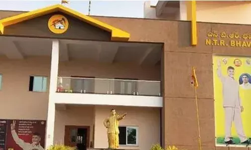 AP: టీడీపీ శ్రేణులు, పోలీసులకు మధ్య వాగ్వాదం AP: టీడీపీ శ్రేణులు, పోలీసులకు మధ్య వాగ్వాదం