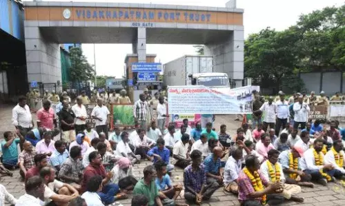 విశాఖ ఫిషింగ్ హార్బర్ వద్ద మత్స్యకారుల ఆందోళన విశాఖ ఫిషింగ్ హార్బర్ వద్ద మత్స్యకారుల ఆందోళన