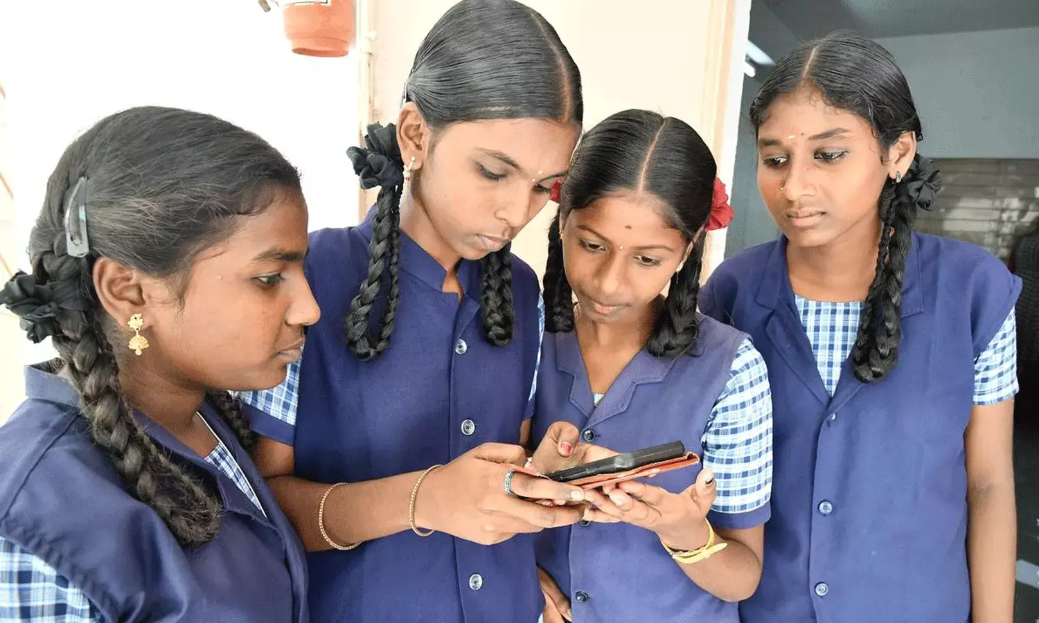 పాఠశాలల్లో ఫోన్ నిషేధం.. విద్యార్థులతో పాటు టీచర్లు కూడా పాఠశాలల్లో ఫోన్ నిషేధం.. విద్యార్థులతో పాటు టీచర్లు కూడా