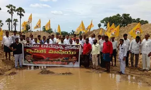 Sand Mafia: ఇసుక అక్రమ రవాణాపై రాష్ట్ర వ్యాప్తంగా టీడీపీ నిరసనలు Sand Mafia: ఇసుక అక్రమ రవాణాపై రాష్ట్ర వ్యాప్తంగా టీడీపీ నిరసనలు