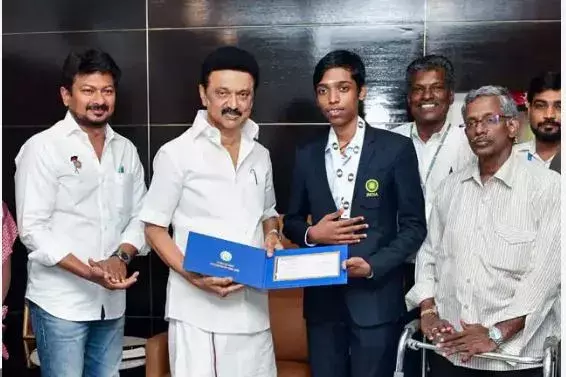 Praggnanandhaa: ప్రజ్ఞానందకు రూ.30 లక్షల చెక్‌